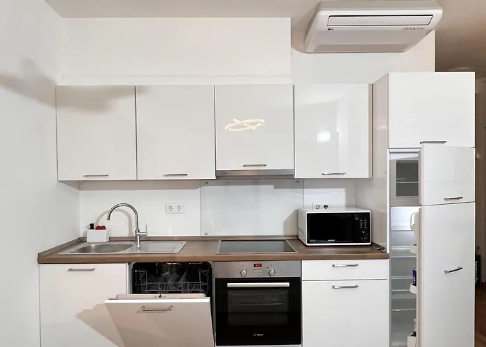 Luxe Studio In City Center With Free Parking