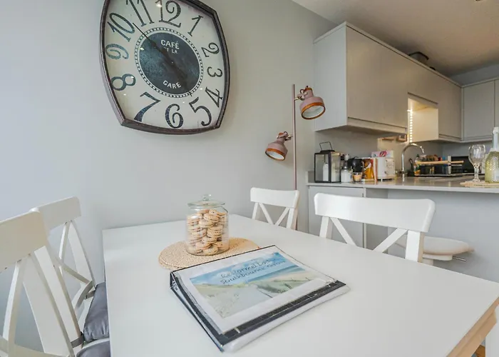 Stunning Bright Two Bedroom Apartment In Southbourne