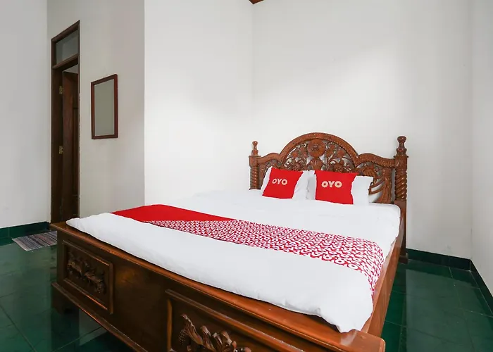 Oyo 93248 Villa Syariah Astuti Lestari