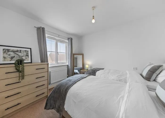 Cosy 3 Bed, Sleeps 8, A46, Free Parking And Garden, Contractors And Long Stays By Base Ten Stays
