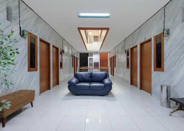 Urbanview Syariah Hotel Tiga Er Near Karawang Central Plaza
