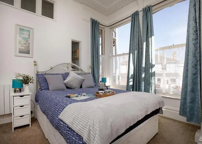 Sea Peeps, Holiday Apartment In Paignton