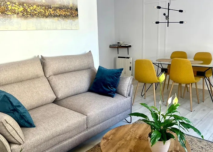 New Gorgeous Central Apartment - Beachfront - 3 Bd