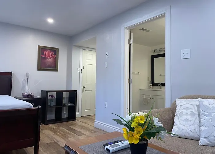Quiet And Private Bachelor Unit