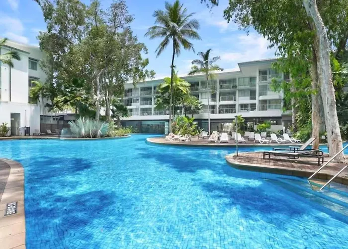 Palm Cove Beachside Apartment - Sea & Mountain Views