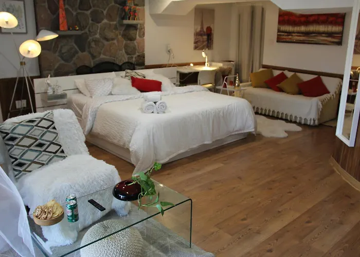 Serene Don River Nature Gateway- 3Br Suite, Private Patio, Free Parking