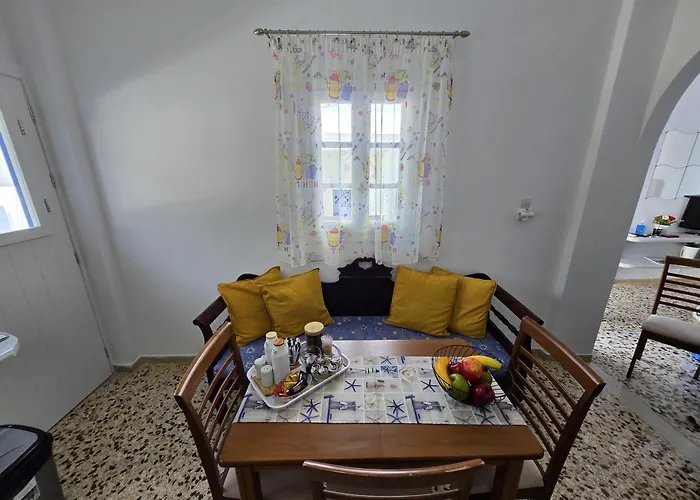 Maraki'S Little House Santorini
