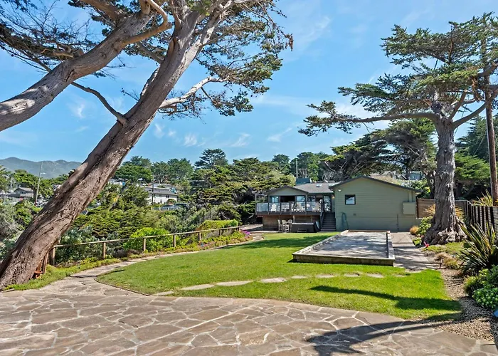 Private Blufftop Retreat With Ocean Views & Hot Tub