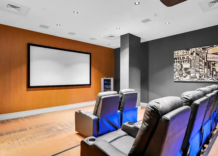 High-End Condo With Gym And Walking Distance To Parliament