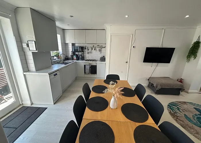 Brighton Central Home With Parking