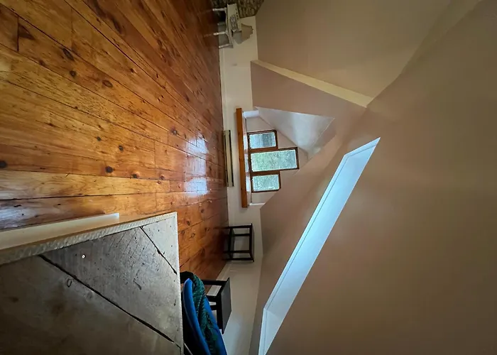 Cozy 2-Bedroom Downtown Apartment