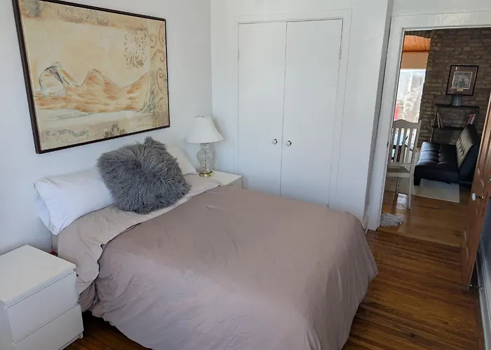 Cozy 2-Bedroom Downtown Apartment