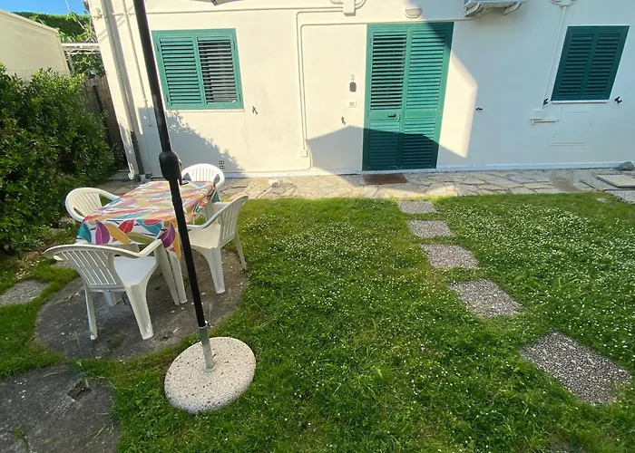 Le Tre Isolette A 200M Dal Mare