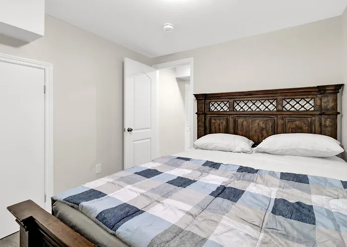 Cozy Ancaster Hamilton Apartment