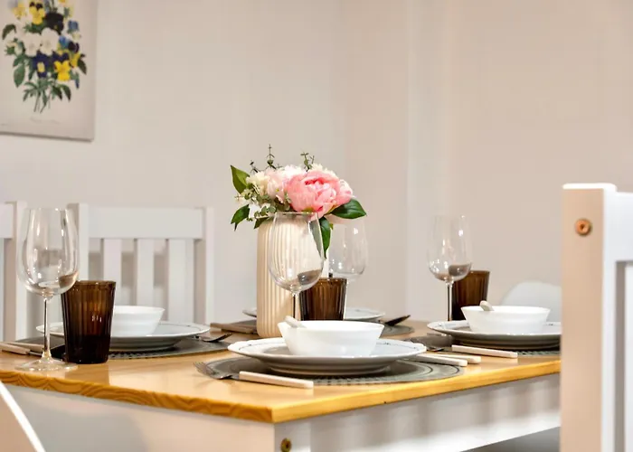 Large One Bedroom Apartments Southsea Sleeps 3 - Free Parking