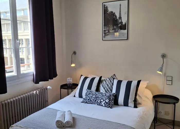 Logis Hotel Des Remparts - Saint-Lo