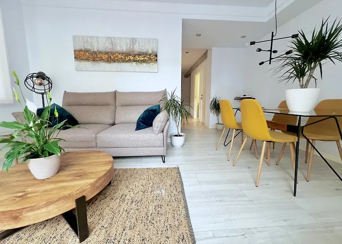New Gorgeous Central Apartment - Beachfront - 3 Bd