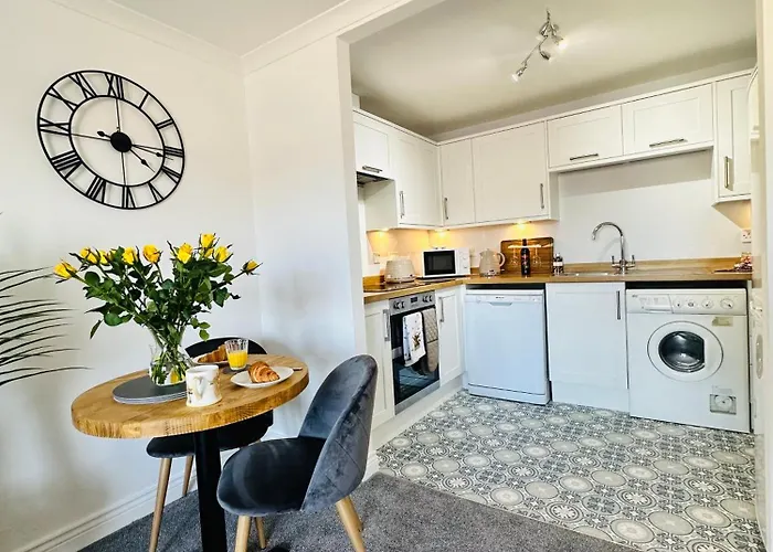 Kilmartin Court Apartments - No3 By The Sea & No2 With A View - Free Parking