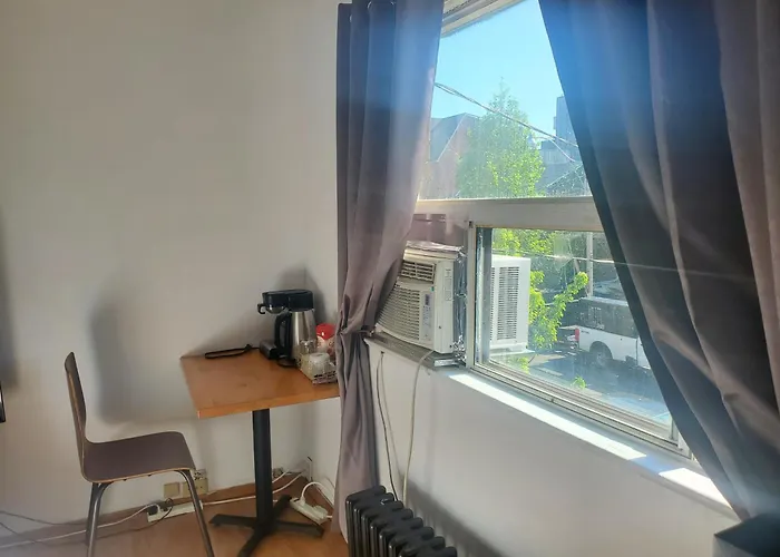 Toronto Little Italy Guest House