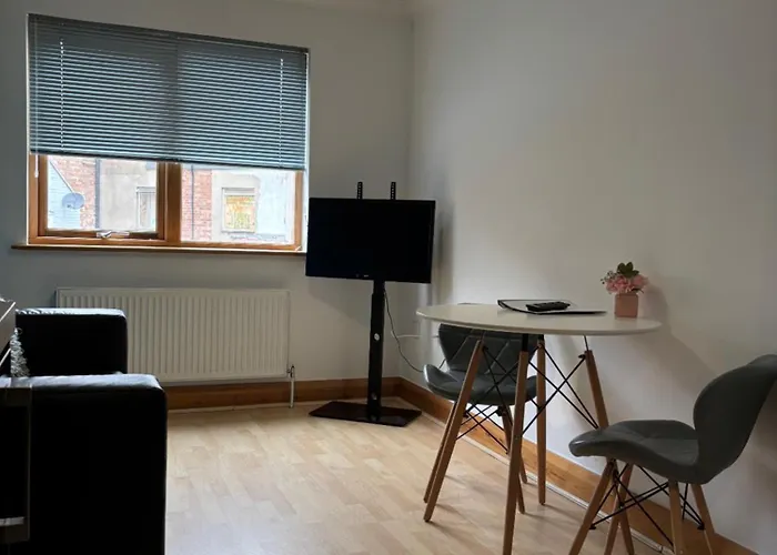 Apt 5A Central By River 1 Bed Apartment