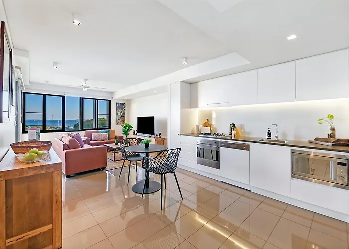 Marina Outlook - Scenic Waterfront Living With Pool