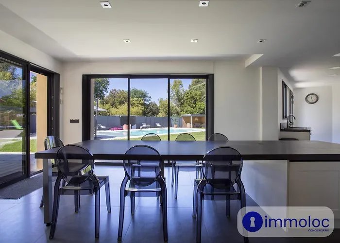 Air-Conditioned Villa With Pool And Garden
