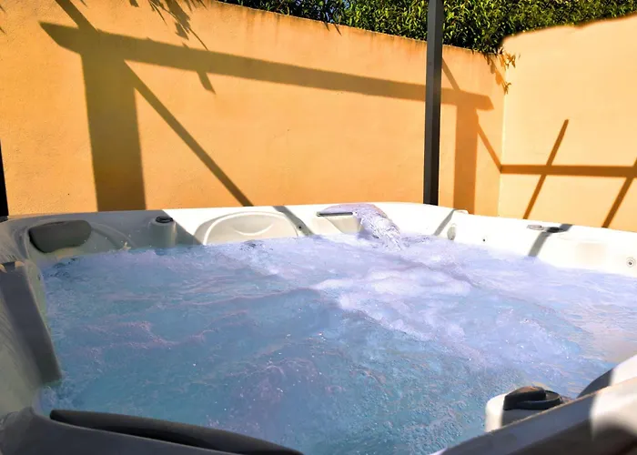 Decompression Assuree - Super Calme - Jacuzzi Chauffe A Remous - Jardin Et Terrasse - Clim - Salle De Jeux Avec Fresque Provencale - Grande Piscine Partagee Au Sel - Maison Spacieuse, Tout Equipee Et Joliment Decoree - Proche Des Commodites