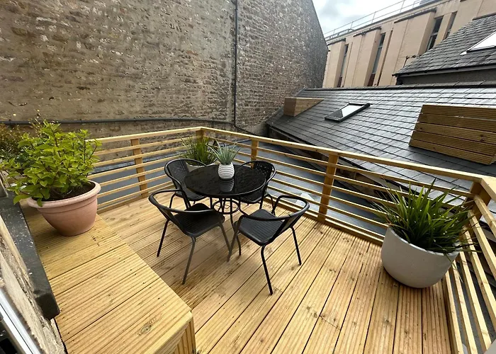 The Hideaway - 2-Bedroom Apartment With Outdoor Terrace & Free Parking