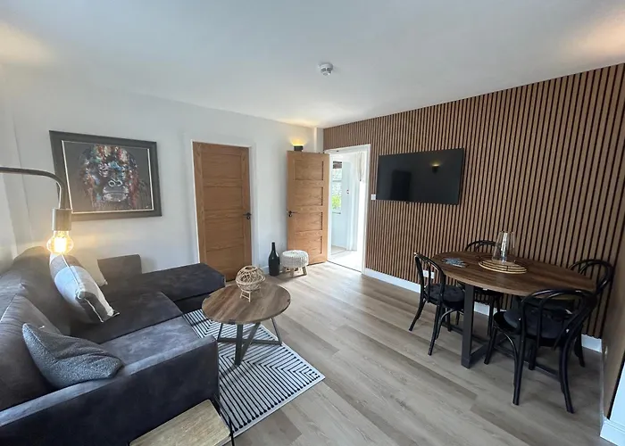 The Hideaway - 2-Bedroom Apartment With Outdoor Terrace & Free Parking