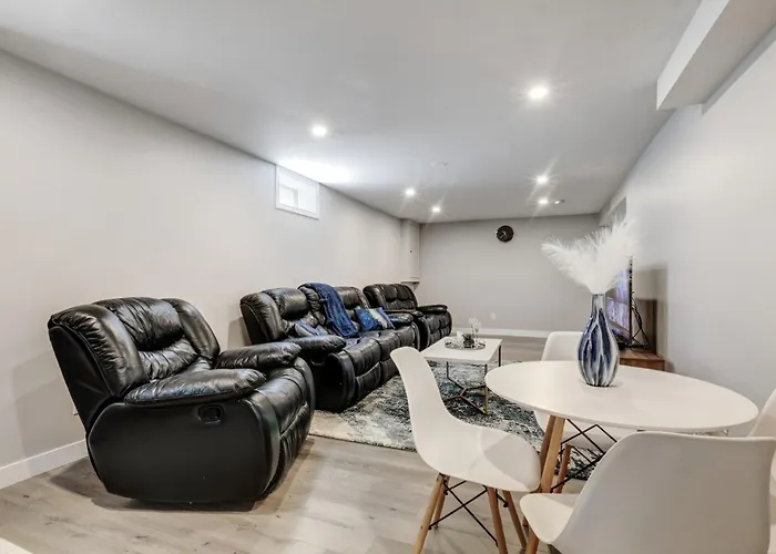 Luxury & Private 3 Bed Basement Unit Kitchen, Wifi, Park, Mall