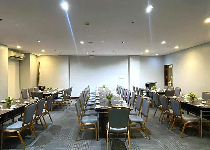 Microtel By Wyndham Acropolis