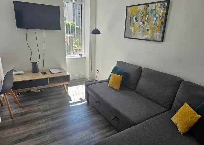 Bright City Apt - King Bed - Parking & Wi-Fi