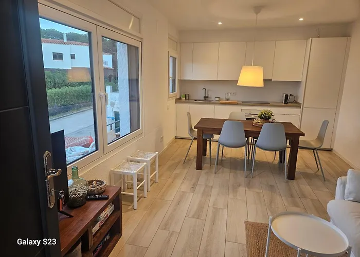 Acogedora Casa En Primera Linea De Mar Cadaques