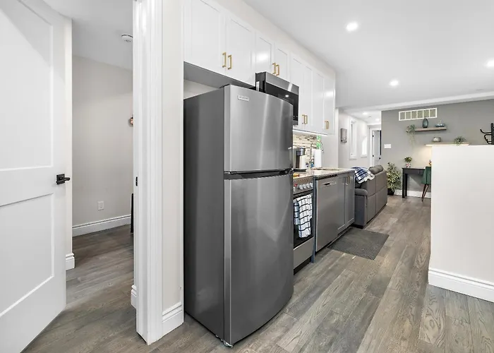 Downtown Apartment Steps To Byward Market