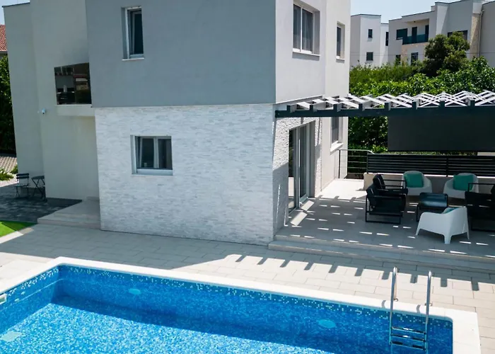 Villa Lumaka Sun: Beachside Retreat with Dual Pools in Brodarica
