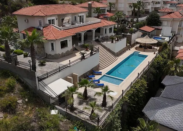 Great Villa With Beatiful View And 4 Bedrooms More 1000 Sqm Area