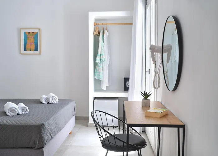 Akrotiri Hotel