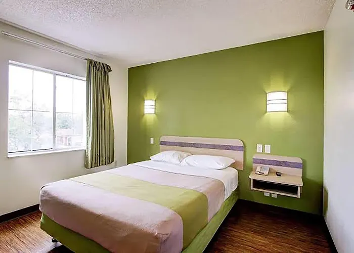 Super 8 By Wyndham Aurora East