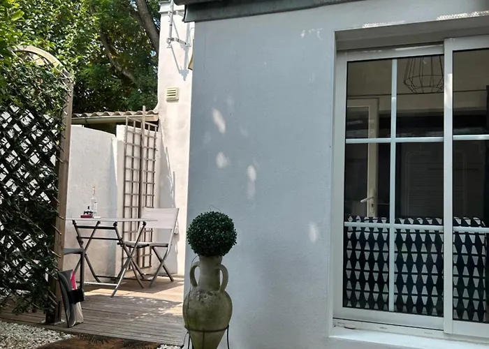 Cottage, Private Terrace In La Rochelle