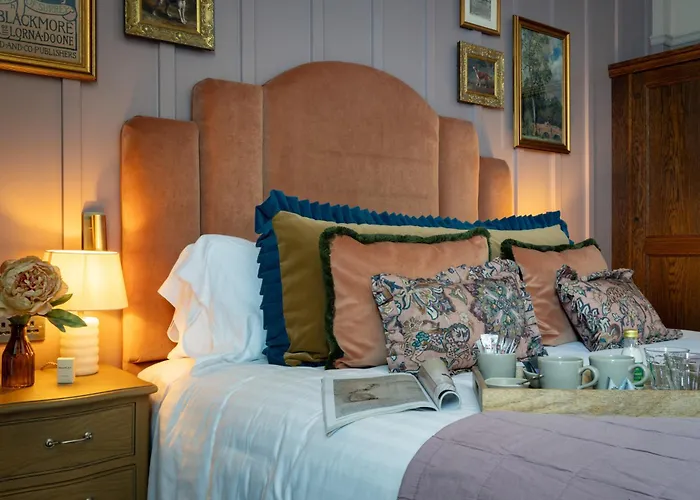 The Ragged Robin - A Heartwood Inn