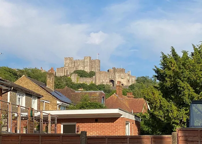 Dover Castle Views, Private Terrace And On-Site Parking