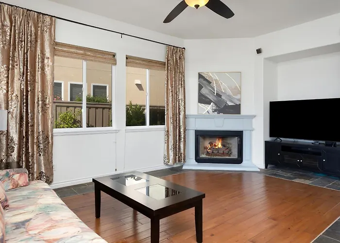 Spacious Luxury Home In Gated Community With Resort Pool & Scenic Views