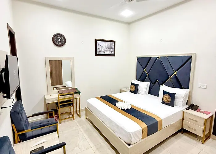 Pakeeza Hotel - Faisal Town