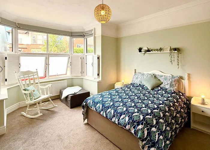 Luxury Garden Flat By The Sea, Captains Quarters