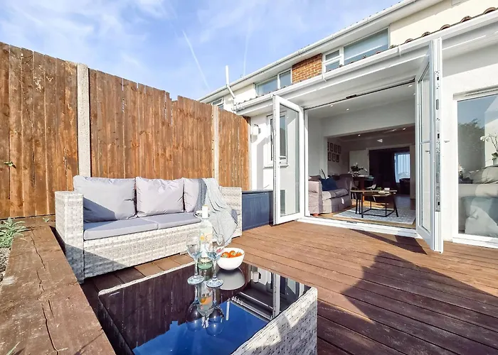 Spacious 4-Bed Dover House | Hot Tub & Sea Views
