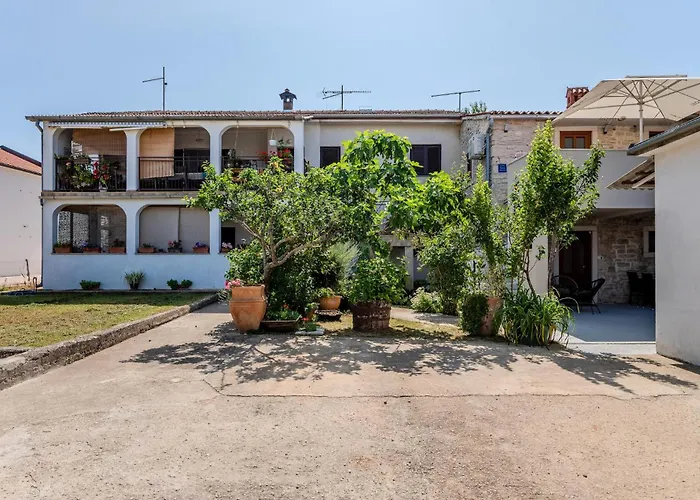 Two-Bedroom Apartment In Peroj