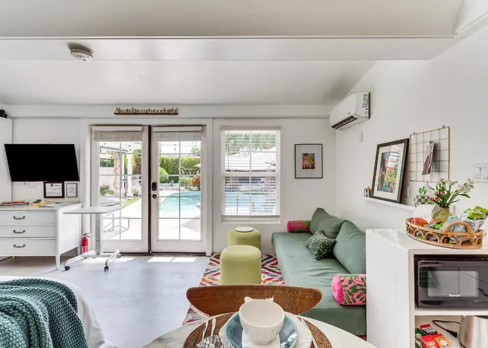 5 Blocks To El Paseo: Palm Desert Casita W/ Pool