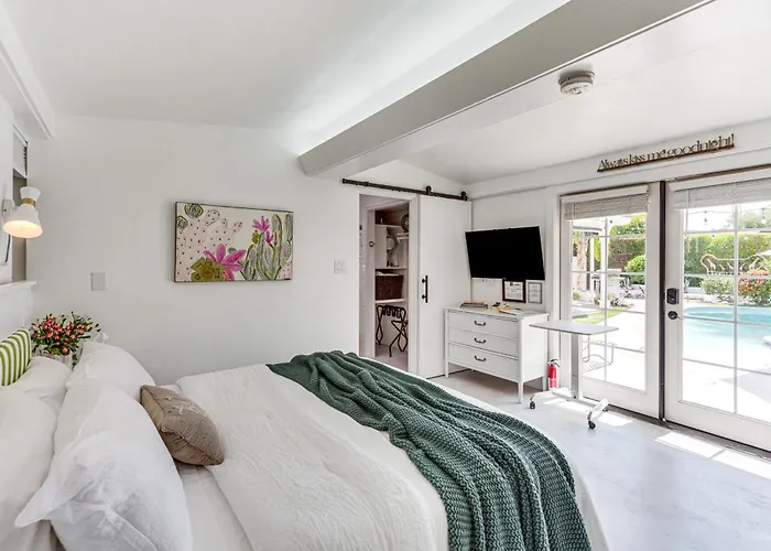 5 Blocks To El Paseo: Palm Desert Casita W/ Pool