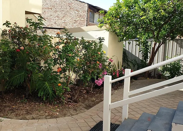 Como Beach Apartments