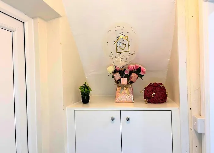 3 Bed Home Near Heathrow, Free Parking, Wifi